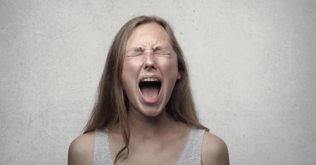 tłumione emocje, emocjonalne przeciążenie